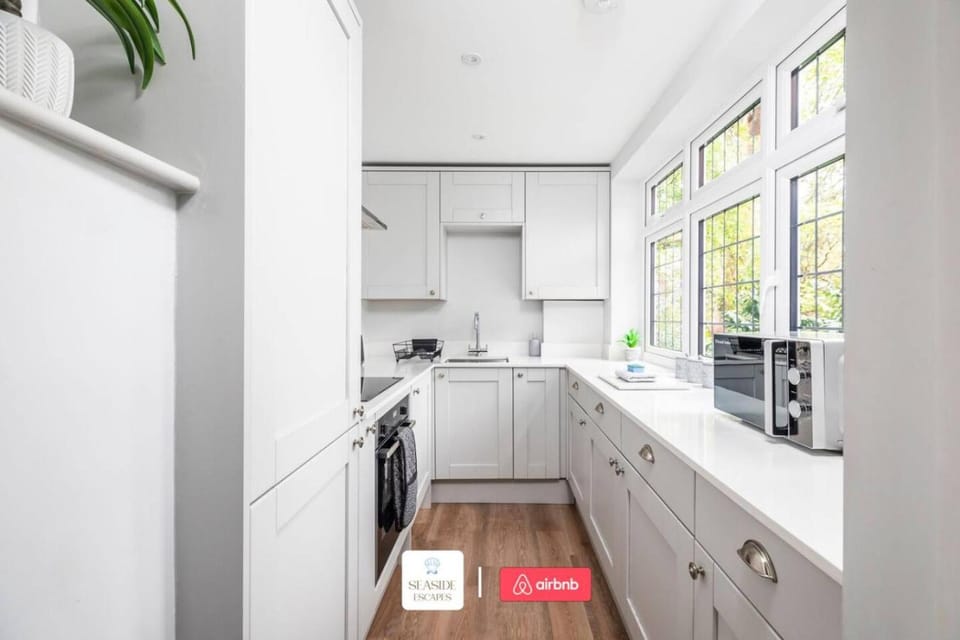 Treeside Place l Seaside Escapes Short Lets & Serviced Accommodation House in Poole