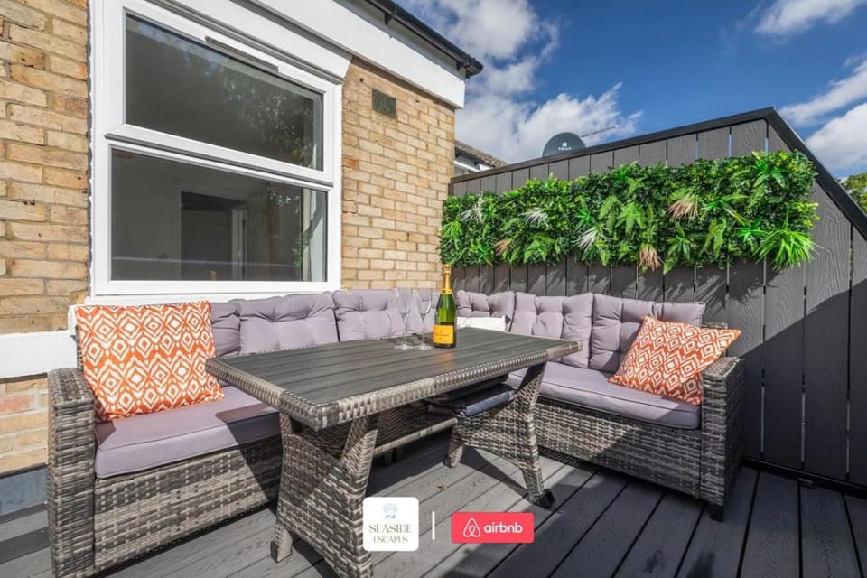 Beachside Retreat l Sun Terrace l Hot Tub l Free Parking l Seaside Escapes Short Lets & Serviced Accommodation Apartment in Bournemouth