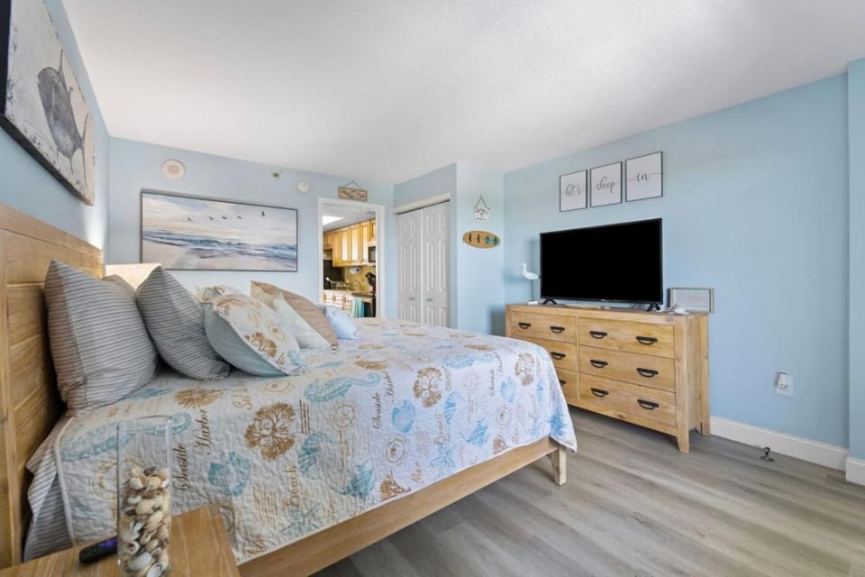 Oceanfront Resort ! Indoor/Outdoor Pools, Lazy River, Views House in Myrtle Beach