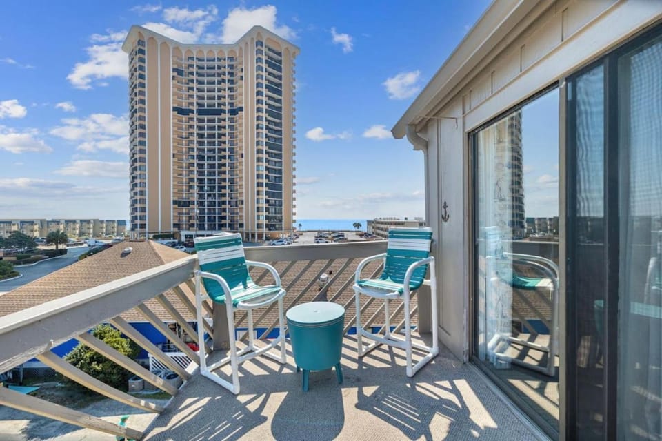 Get the Shore Drive Experience! Immaculate condo with stunning views! Long Stays Welcome House in South Carolina