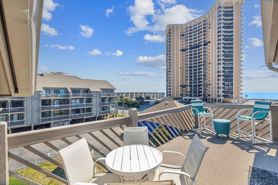 GOLF Ocean Views, Beachy Condo, Pools, Hot Tub- Shore Dr House in South Carolina