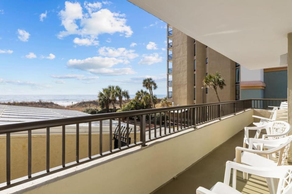 Beachfront Holiday Fun, Golf, elevator, Indoor Pool & Hot tub House in North Myrtle Beach