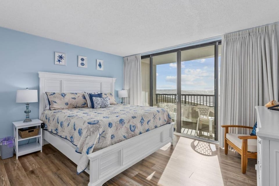Gorgeous Oceanfront Condo Ideal location with indoor pool, hot tub and elevator House in North Myrtle Beach