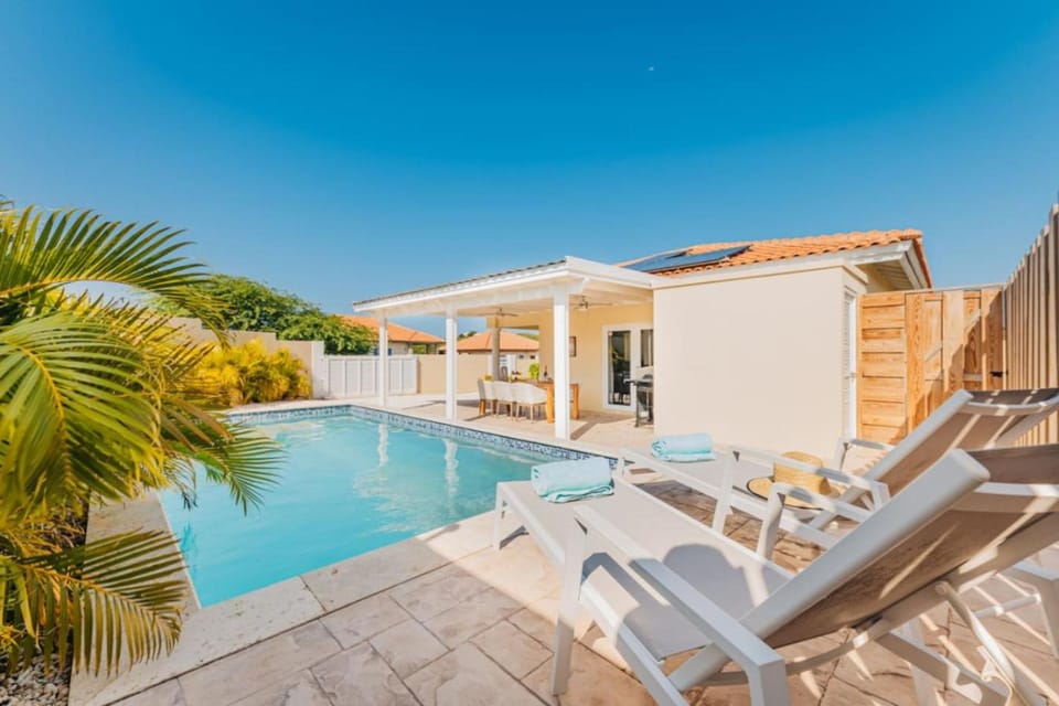 Charming & Private Gem 4min to Palm Beach w/Pool House in Noord