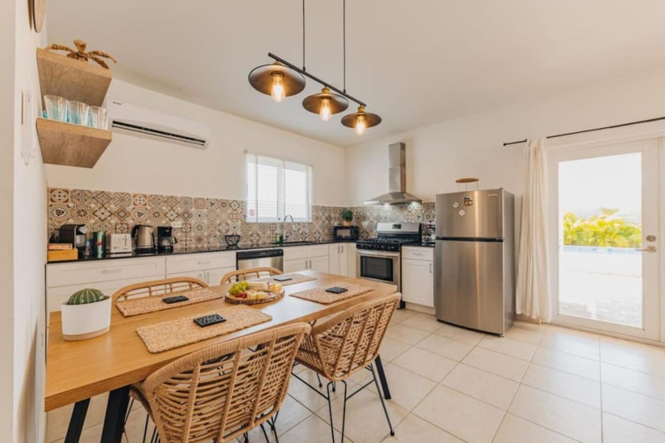 Charming & Private Gem 4min to Palm Beach w/Pool House in Noord