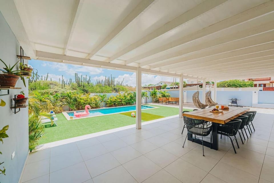 Local Vibes Villa, Big Pool and Outdoor, 10 sleeps Villa in Noord