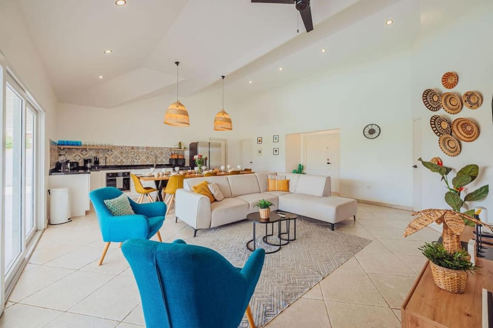 Local Vibes Villa, Big Pool and Outdoor, 10 sleeps Villa in Noord