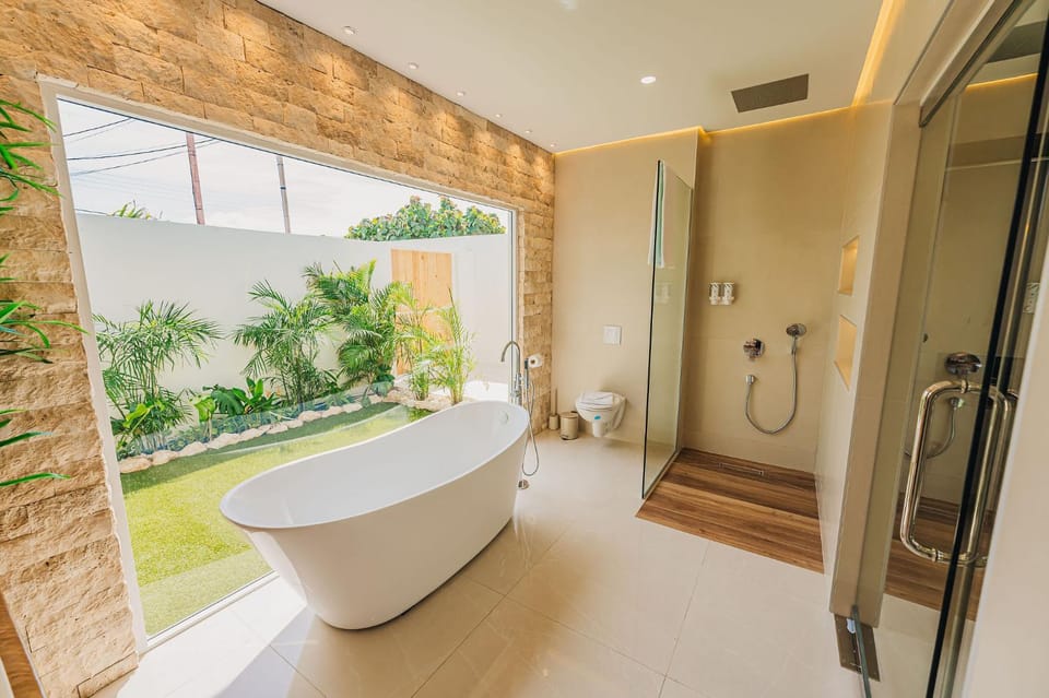 Villa Amandari, 2 min to Palm Beach, Billiard, Hot Tub, 8 sleeps Villa in Noord