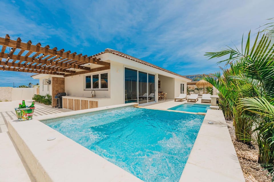 Villa Amandari, 2 min to Palm Beach, Billiard, Hot Tub, 8 sleeps Villa in Noord