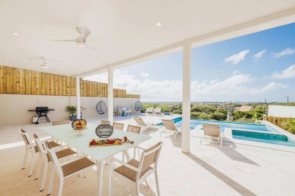 Stunning Sunset Views, Big Pool, Hot Tub, Sleeps 8 Villa in Noord