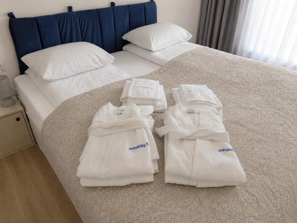 Bedroom, towels