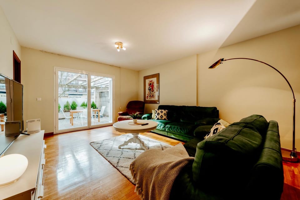 Bed, TV and multimedia, Living room