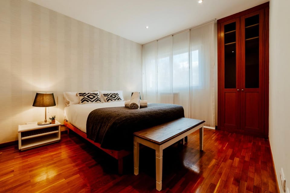 Photo of the whole room, Bedroom