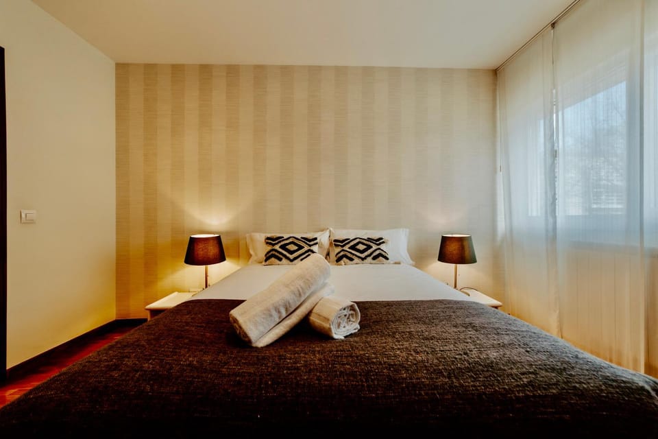Bed, Photo of the whole room, Bedroom, towels