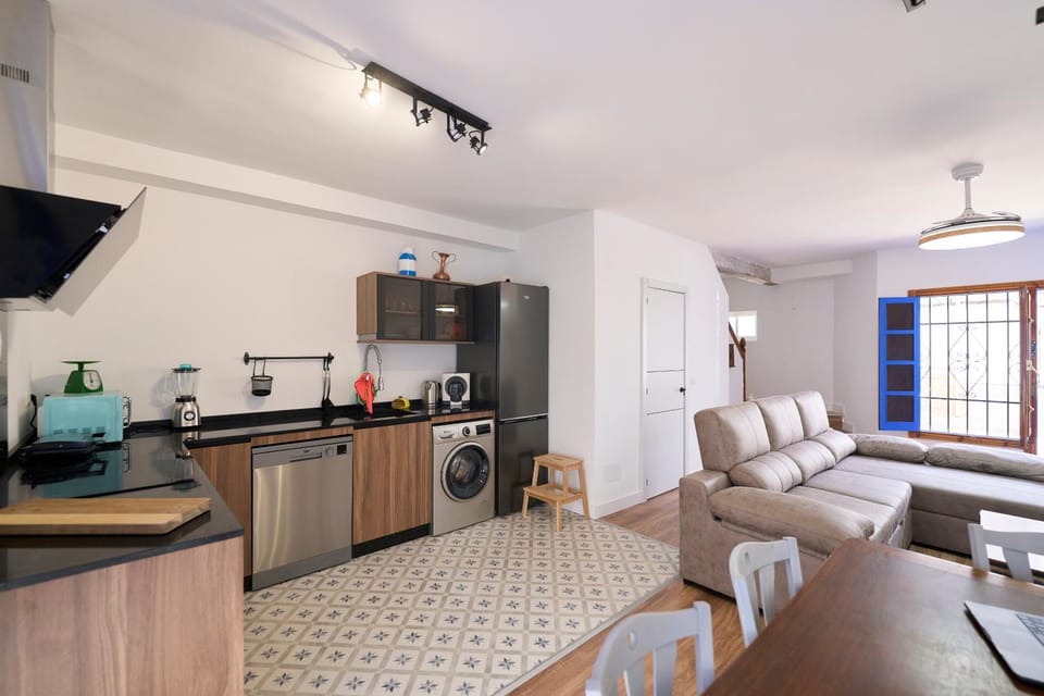 TV and multimedia, Coffee/tea facilities, Kitchen or kitchenette, Living room, Dining area, dishwasher, oven, stove, toaster
