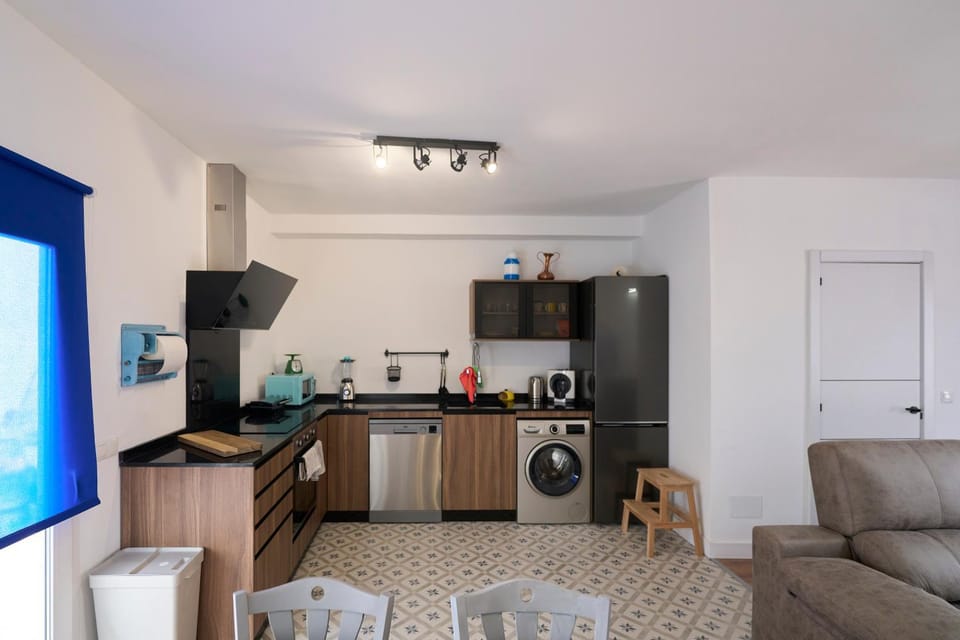 Coffee/tea facilities, Kitchen or kitchenette, Kitchen or kitchenette, Living room, Dining area, dishwasher, oven, stove
