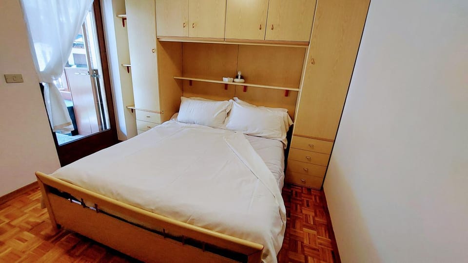 Bed, Balcony/Terrace, Photo of the whole room, Bedroom, wardrobe