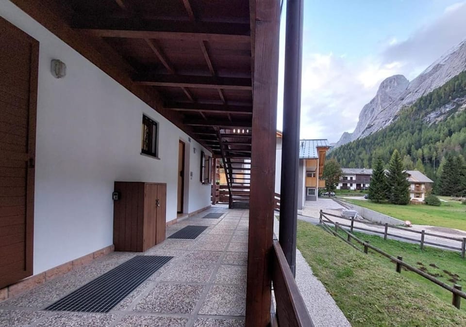 Property building, Balcony/Terrace, Mountain view