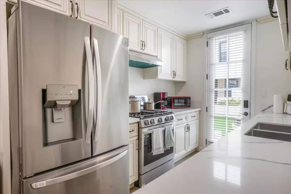 Newly Built Pasadena Retreat Parking Great Location House in Pasadena