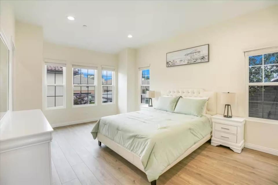 Newly Built Pasadena Retreat Parking Great Location House in Pasadena