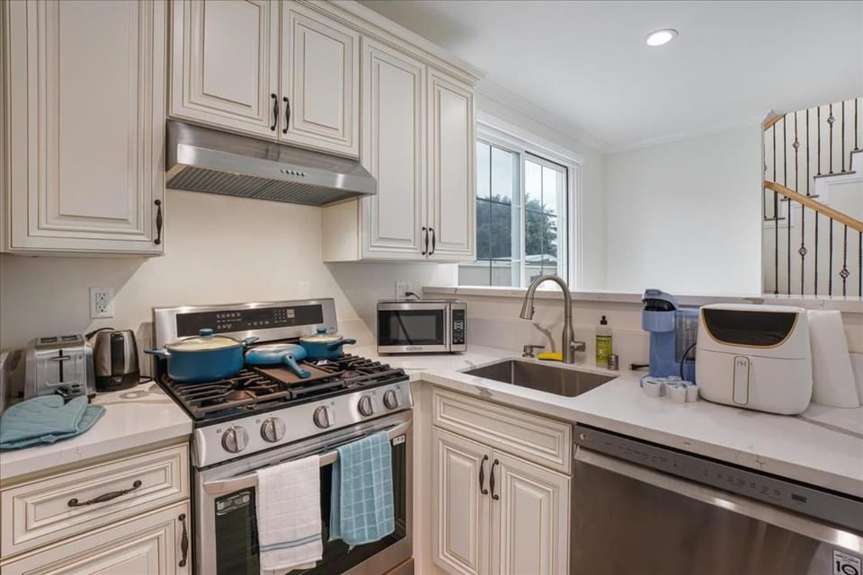 Stylish Pasadena Stay Near Old Town & Rose Bowl House in Pasadena