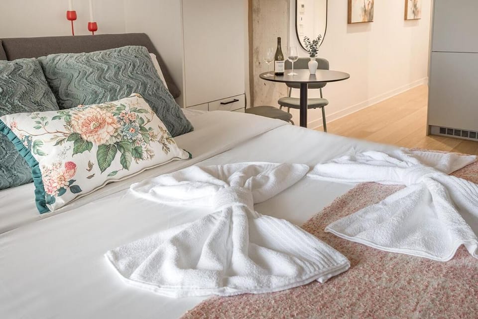Bed, Bedroom, towels
