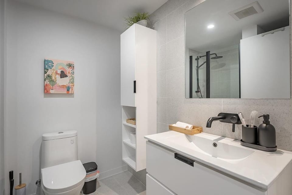 Shower, Toilet, Bathroom, Kitchen or kitchenette, towels