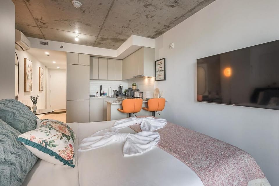 Bed, TV and multimedia, Kitchen or kitchenette, Living room, Photo of the whole room, Seating area, Bedroom, towels