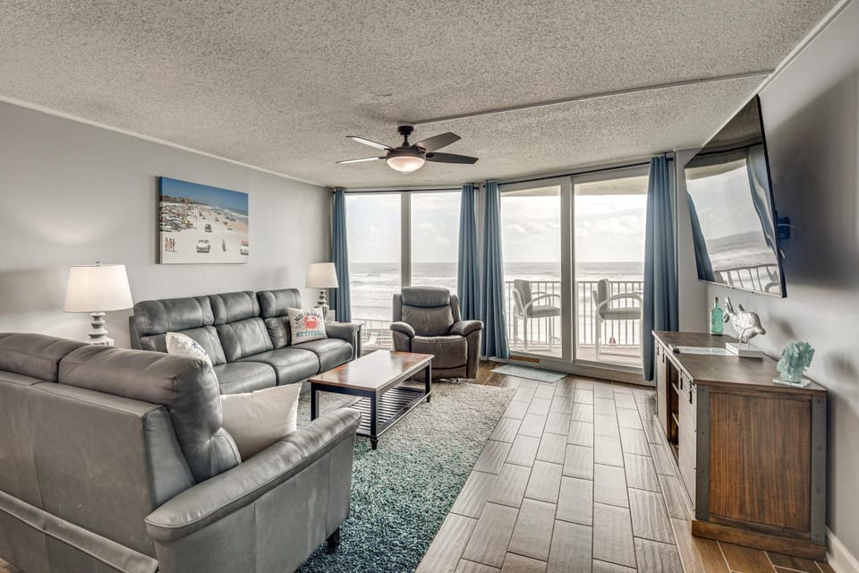 Pool, Balcony & More! Oceanfront Shores Club Condo House in Daytona Beach Shores