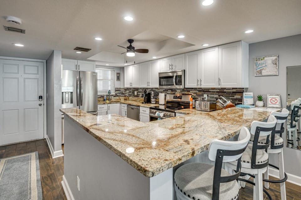 Pool, Balcony & More! Oceanfront Shores Club Condo House in Daytona Beach Shores