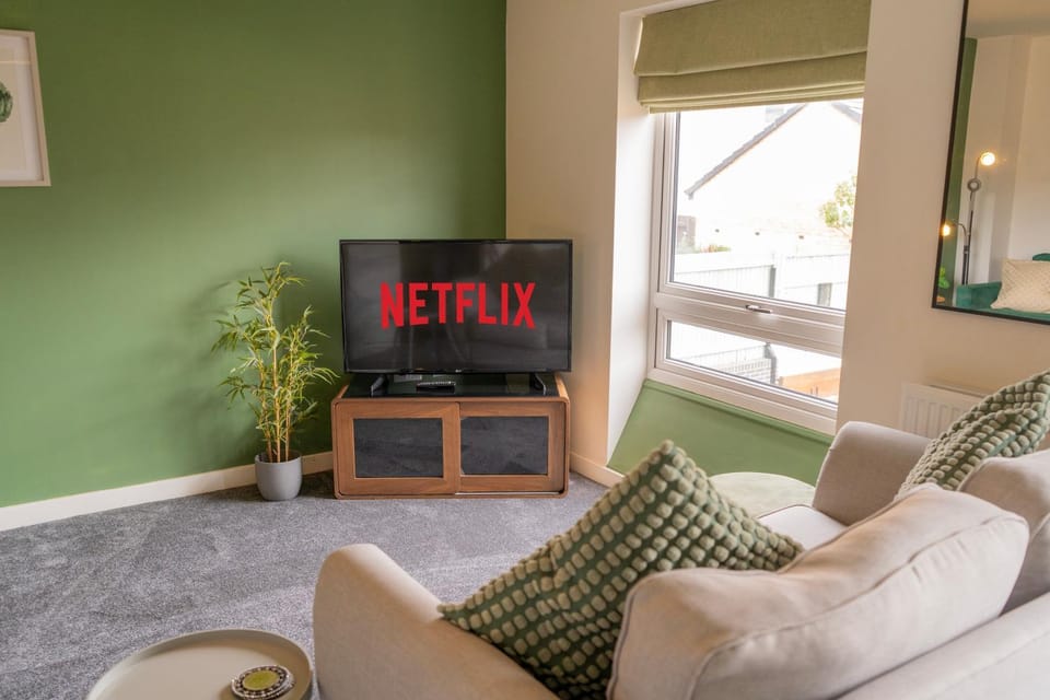 TV and multimedia, Living room, Seating area, Evening entertainment