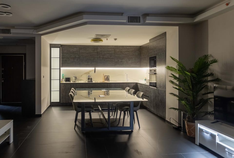 Digital Nomad Penthouse - 250m2 with 5 Bedrooms and Fast Wi-Fi - Monitors Included Apartment in Skopje