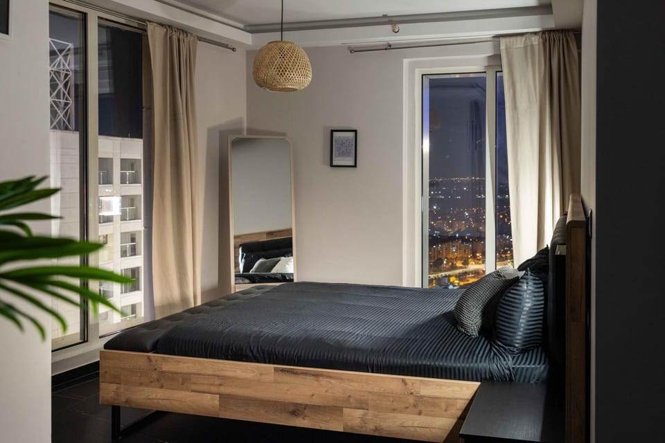 Digital Nomad Penthouse - 250m2 with 5 Bedrooms and Fast Wi-Fi - Monitors Included Apartment in Skopje