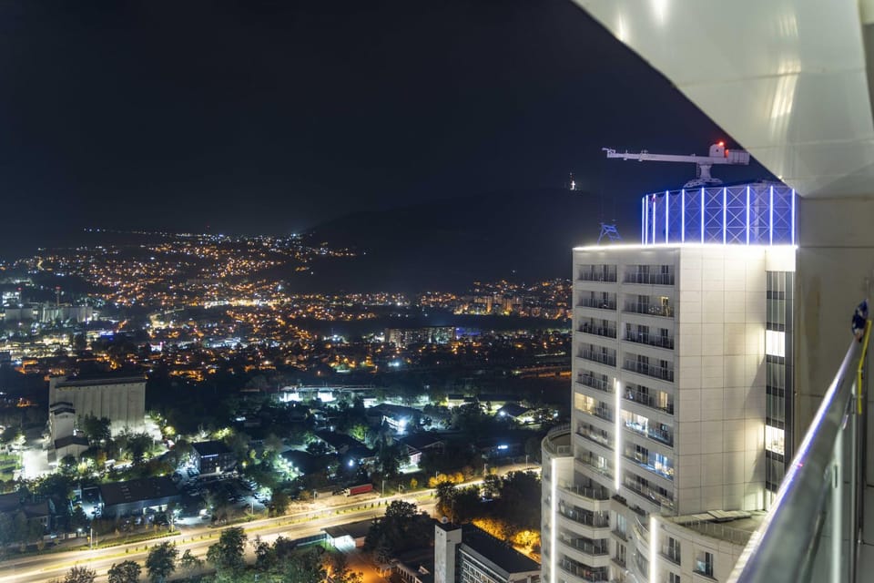 Digital Nomad Penthouse - 250m2 with 5 Bedrooms and Fast Wi-Fi - Monitors Included Apartment in Skopje
