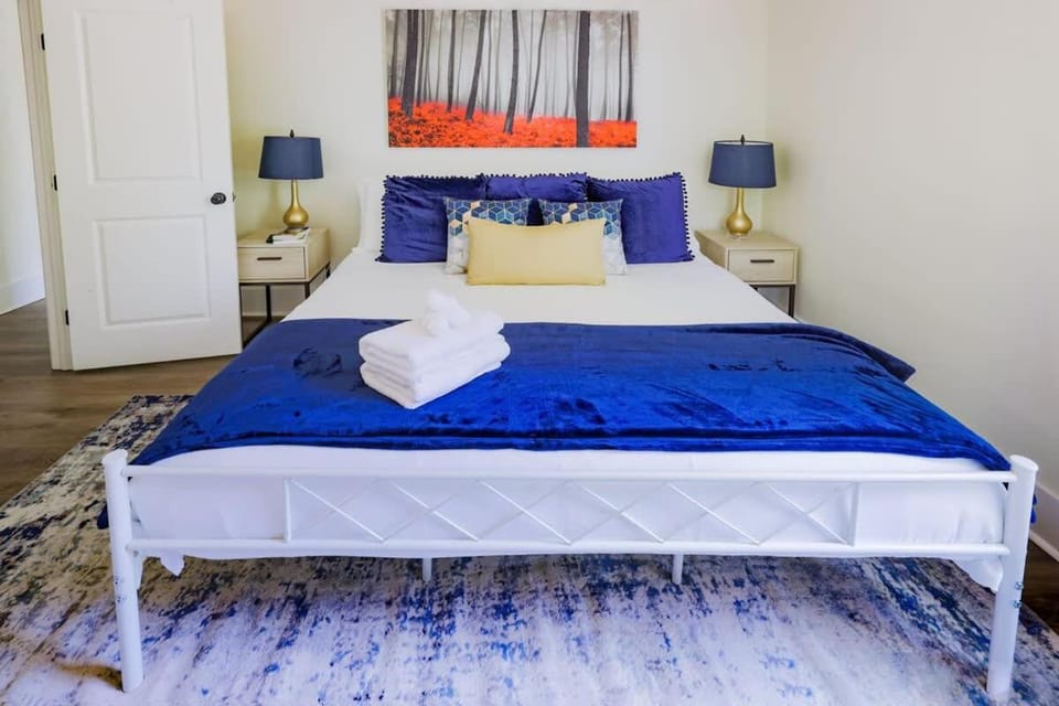 Bed, Photo of the whole room, Bedroom, towels