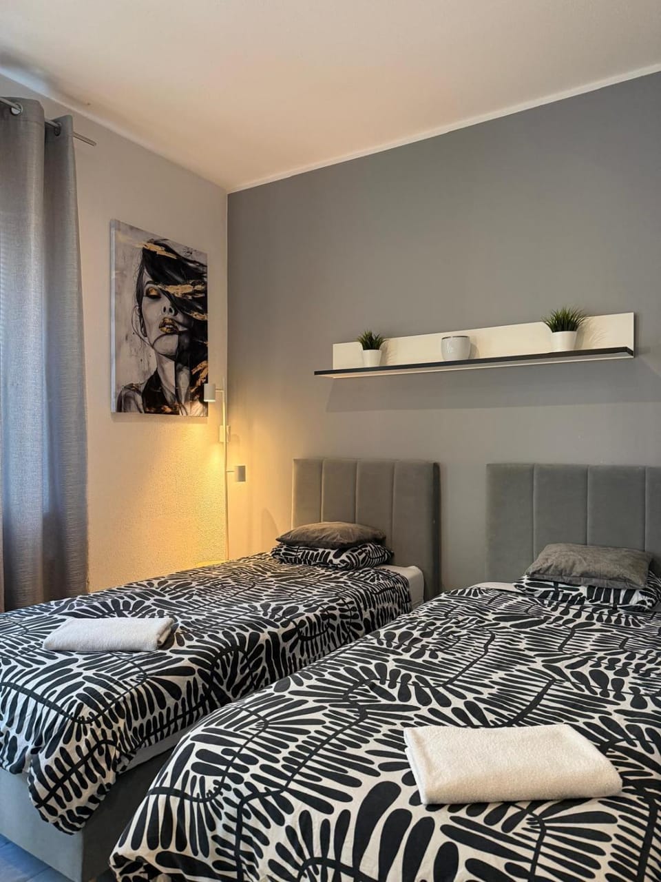 Bed, Photo of the whole room, Bedroom, towels