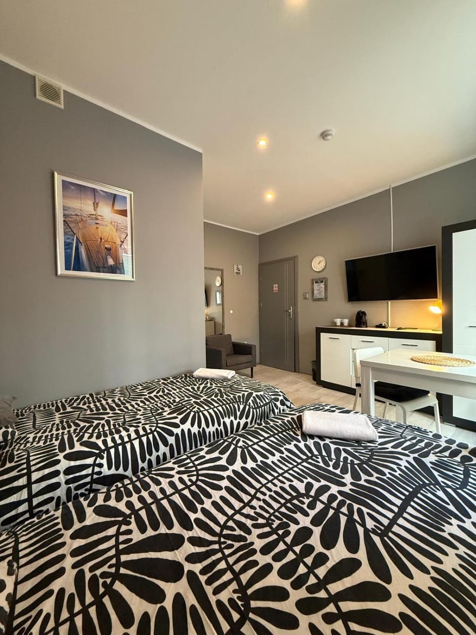 Bed, TV and multimedia, Photo of the whole room, Bedroom