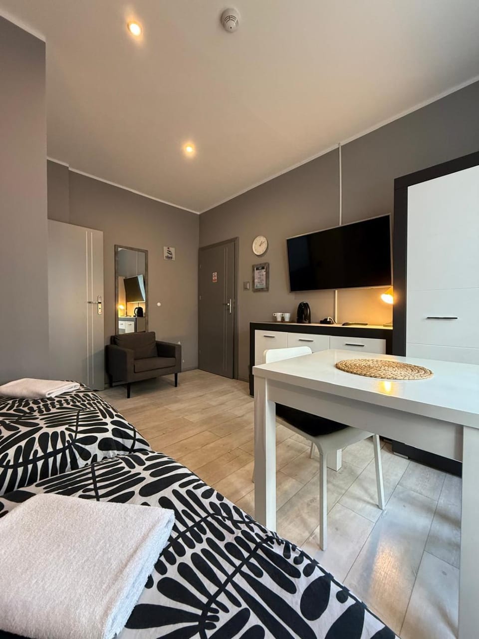 Bed, TV and multimedia, Photo of the whole room, Bedroom
