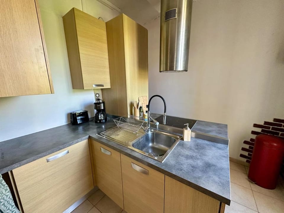 Coffee/tea facilities, Kitchen or kitchenette, dishwasher, stove, toaster