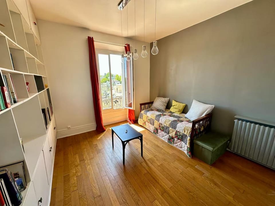 Bed, Library, Living room, Photo of the whole room, Bedroom
