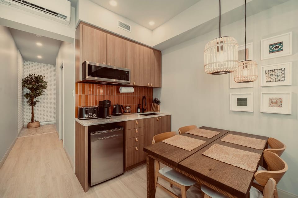 Kitchen or kitchenette, Dining area, air conditioner