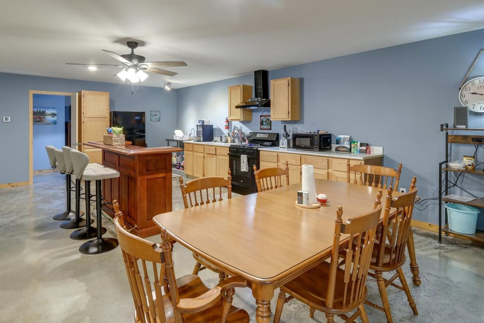 1 Mi to Greers Ferry Lake & Sugar Loaf Trail! House in Greers Ferry Lake