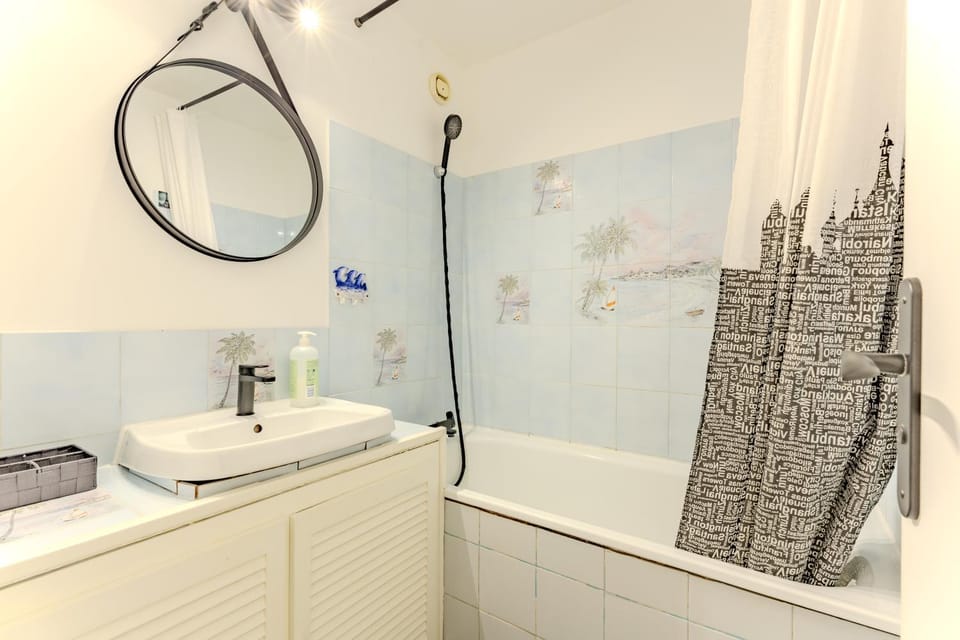 The Urban Stop - Apartment Near Paris & Disney Apartment in Noisy-le-Grand