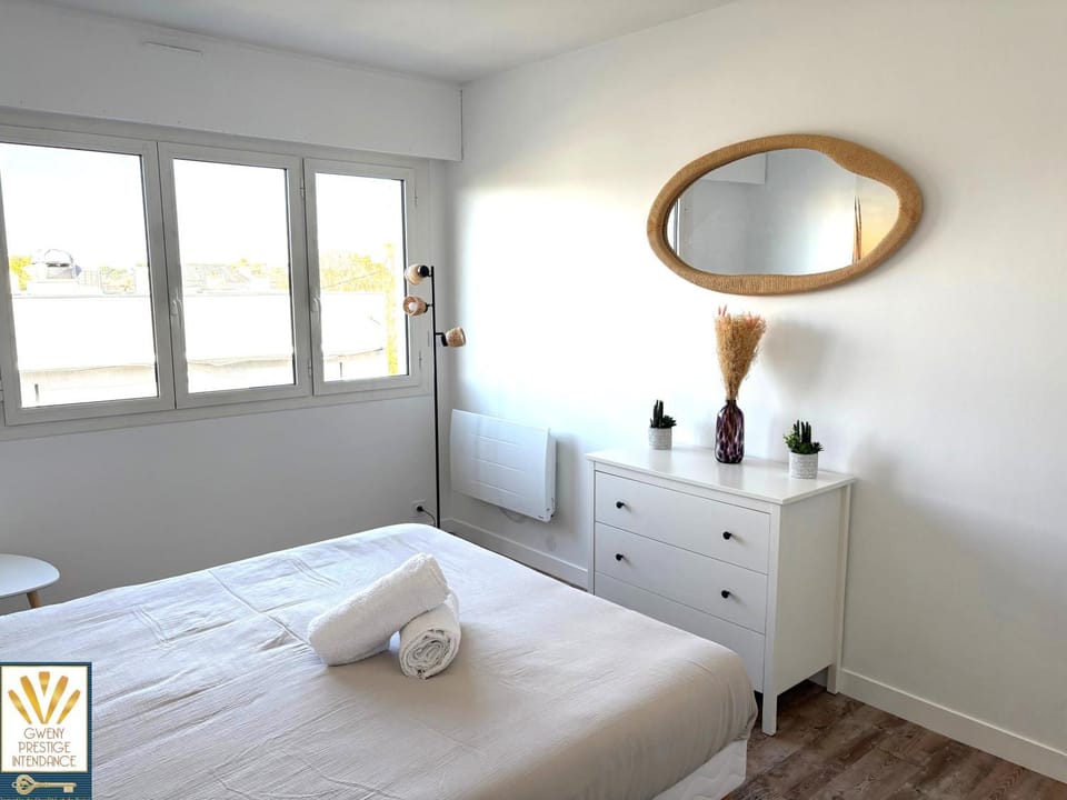 Bed, Night, Decorative detail, Bedroom, Quiet street view, furniture, heating, storage