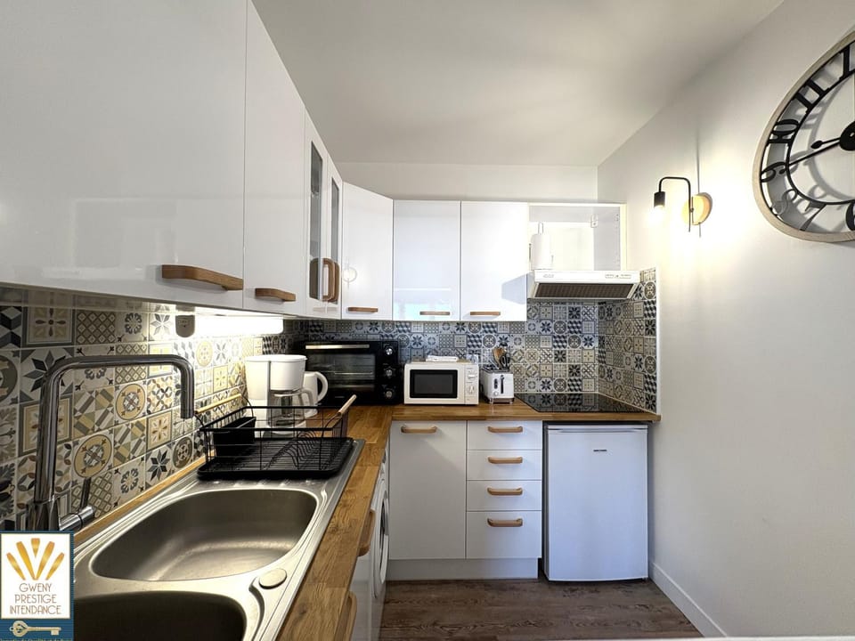 Coffee/tea facilities, microwave, oven, storage, stove, toaster, washing machine, kitchen