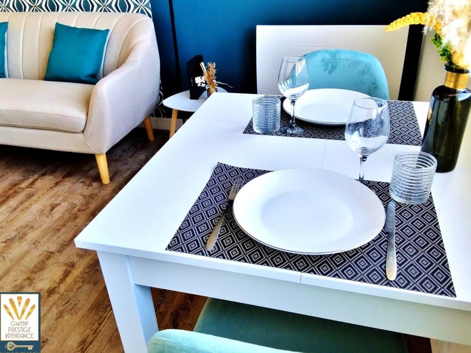 Decorative detail, Dining area, Quiet street view, heating, internet