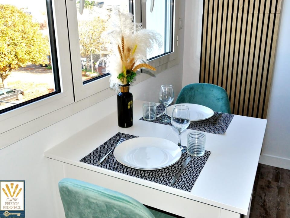 Decorative detail, Dining area, Quiet street view