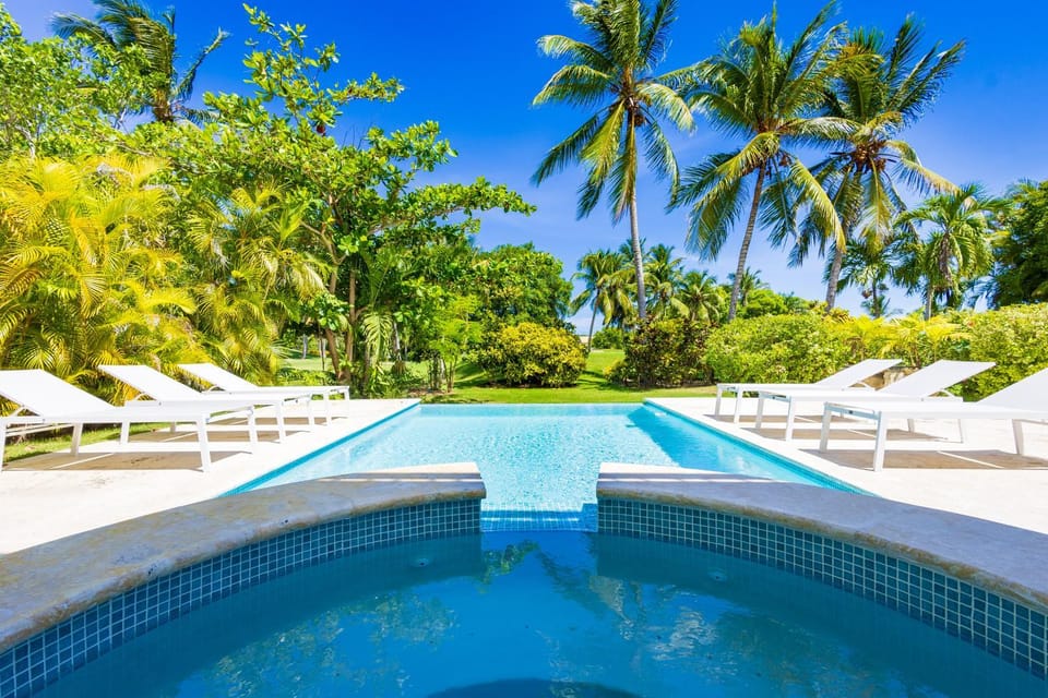 Property building, Hot Tub, Garden view, Swimming pool