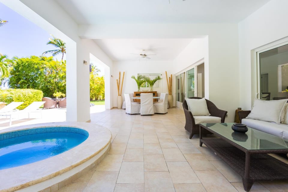 Hot Tub, Dining area, Swimming pool, Bath
