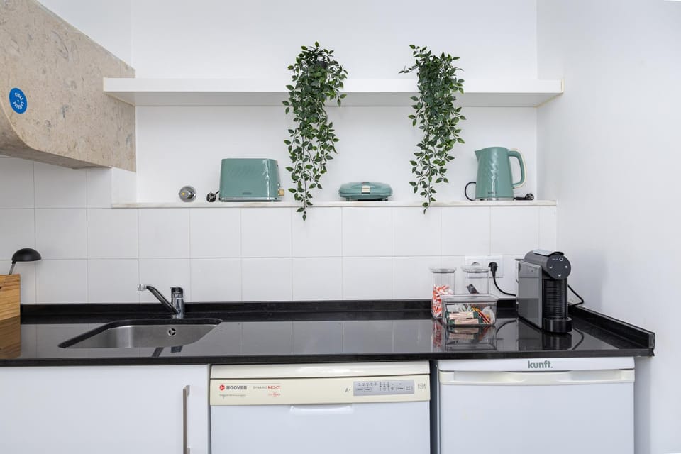 Coffee/tea facilities, Kitchen or kitchenette, dishwasher, minibar, toaster